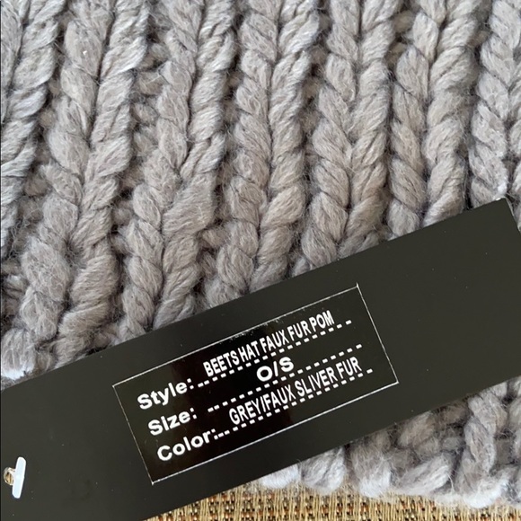 NEW Women’s SKEA knit hat grey with silver fur pom - Picture 4 of 5